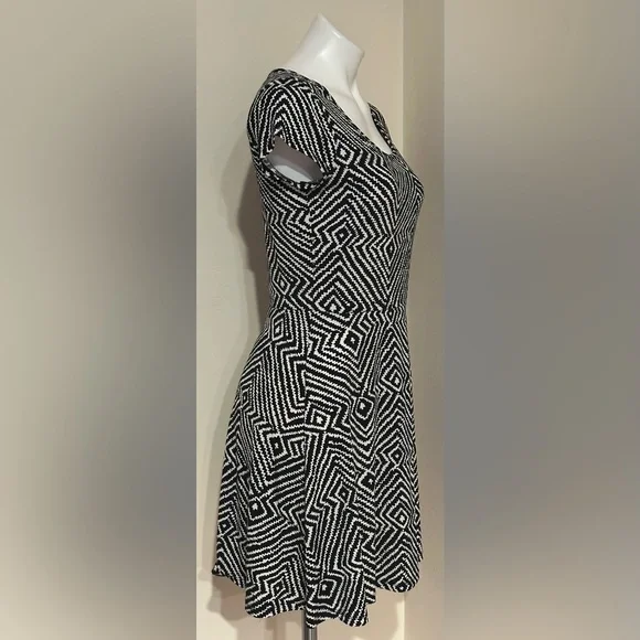 MICHAEL KORS Comfortable Black & White Geometric Short Sleeves Mini Dress Sz S - Picture 2 of 15